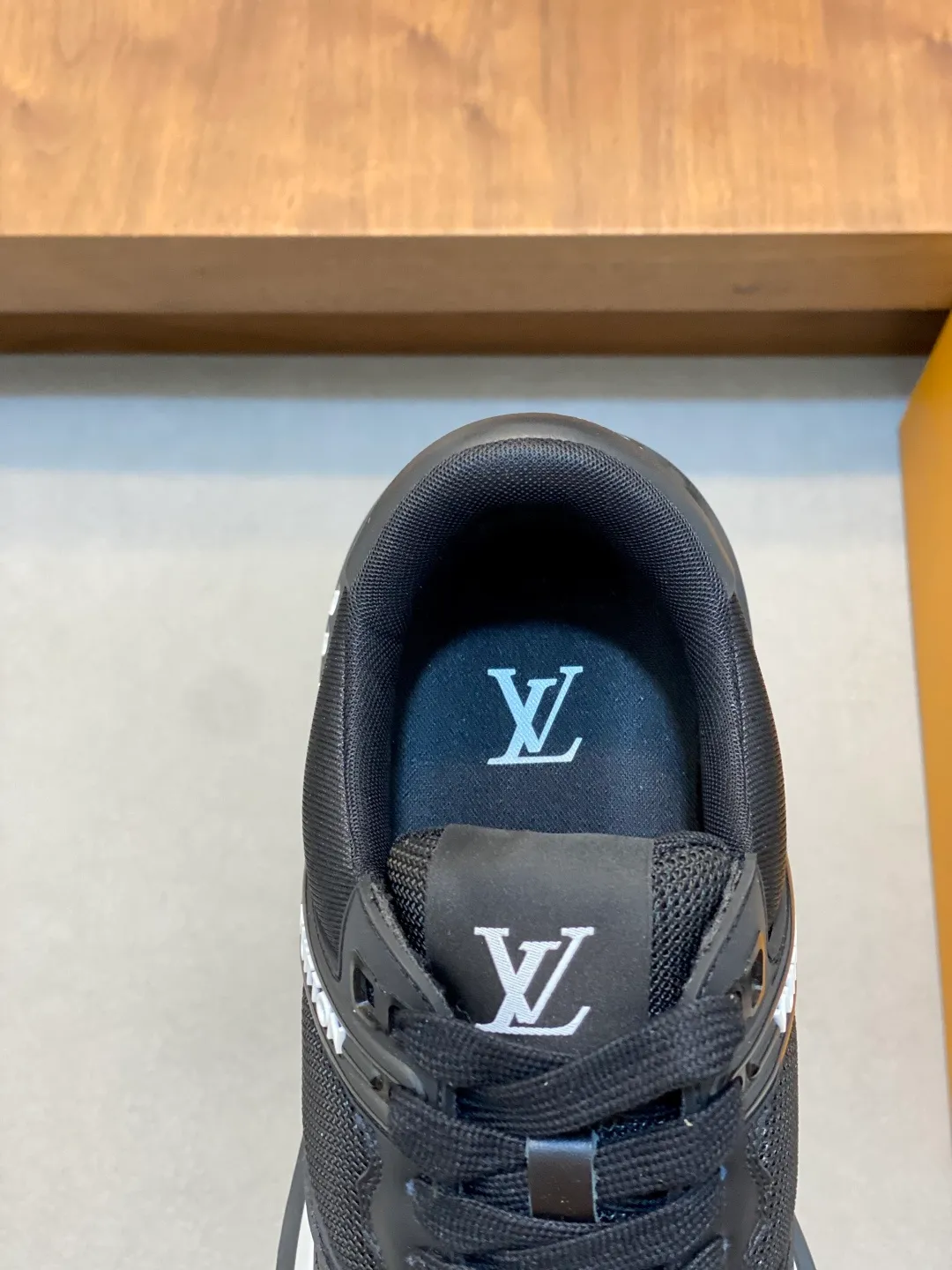 💰800 Lujia new color matching men's 🧍‍♂️trainer sneakers, this LV Trainer sneaker is made of soft grained calfskin and presents pure tones. The brand was born in 1854. The designer's handwritten brand logo is embellished on one side. Virgil Abloh designed it himself. It is a very commemorative sneaker. Brand new LV Louis Vuitton louis vuitton trainer sneaker low casual sports culture versatile basketball shoes Size: 39-44 (38, 45, 46 customized)